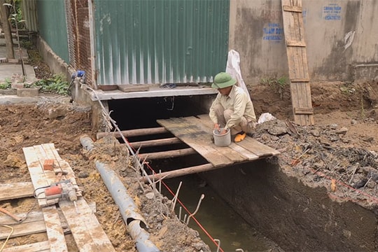 Tràn lan vi phạm trên kênh dẫn trạm bơm tưới